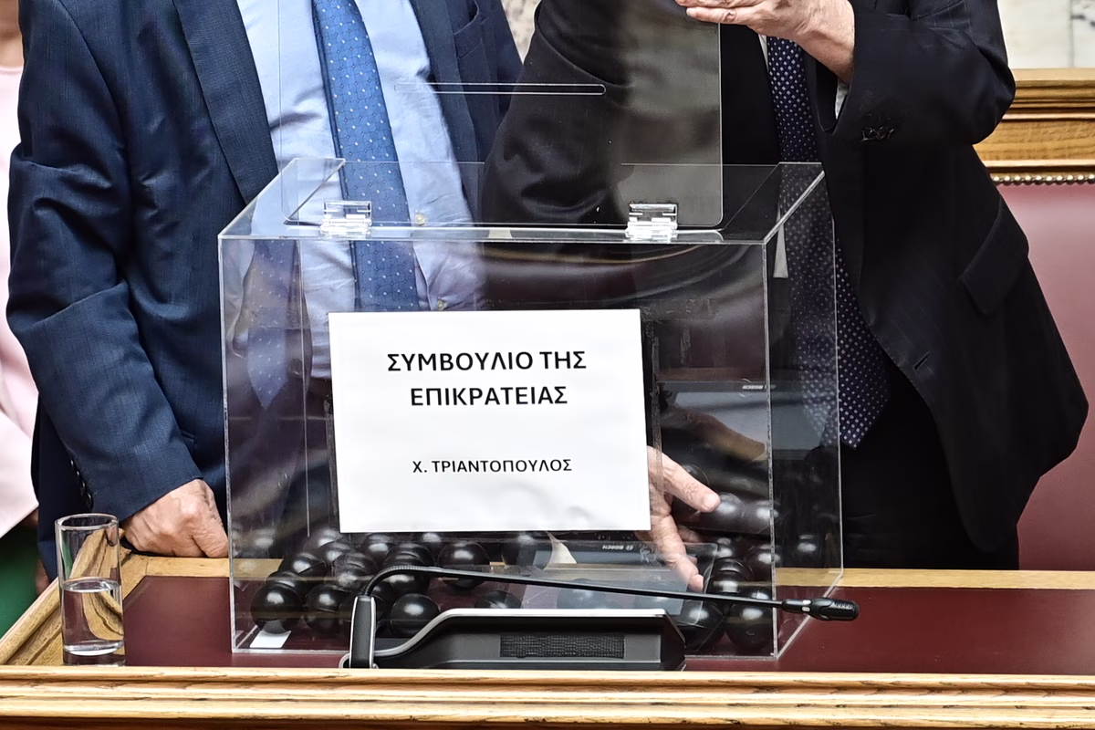 Tirage au sort des suppléants du conseil judiciaire pour Karamanlis et Triantopoulos à la suite de la tragédie de Tempi