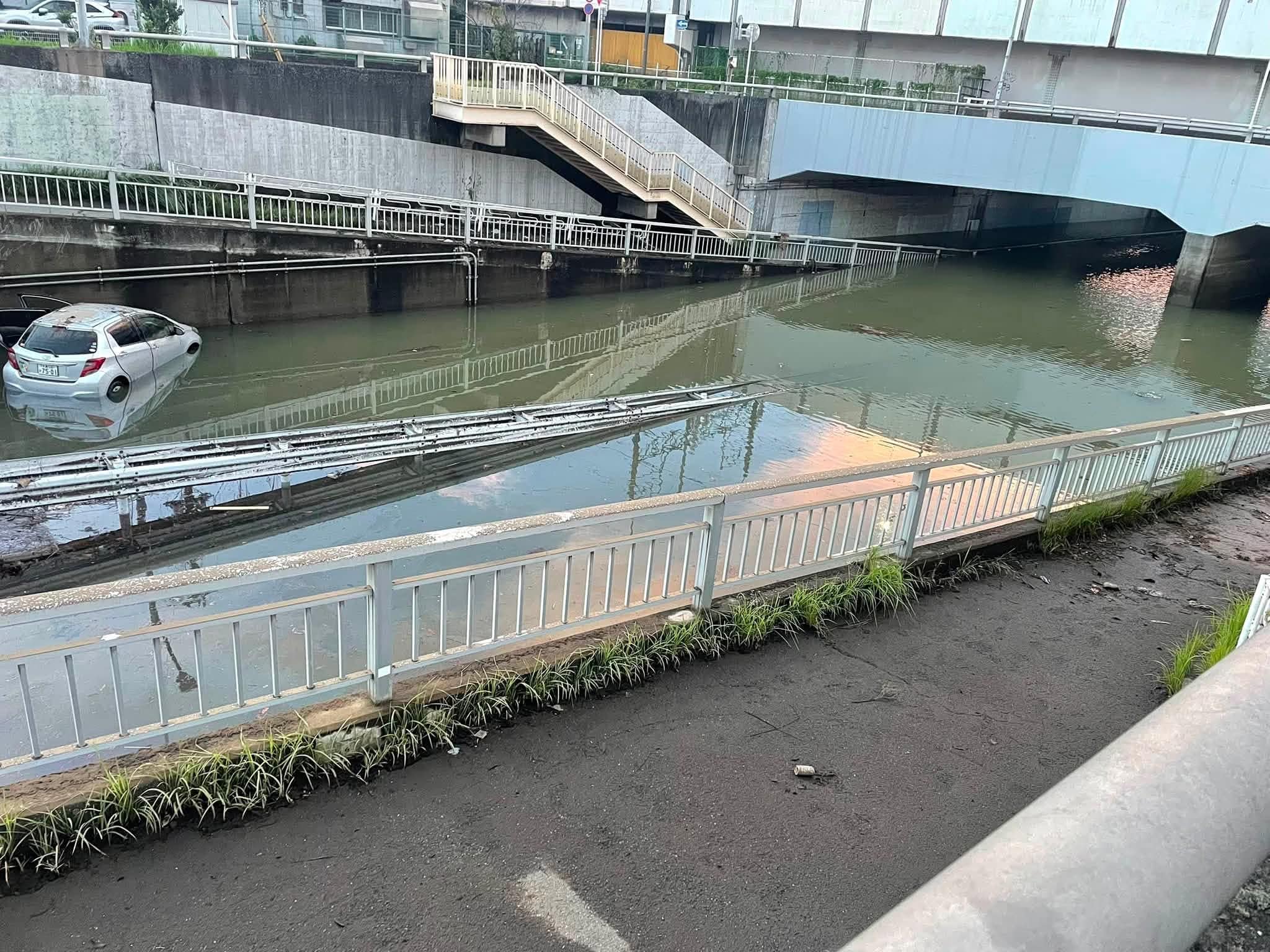 Tokyo Face des Pluies Diluviennes et des Inondations Dévastatrices, Neuf Décès Signalés