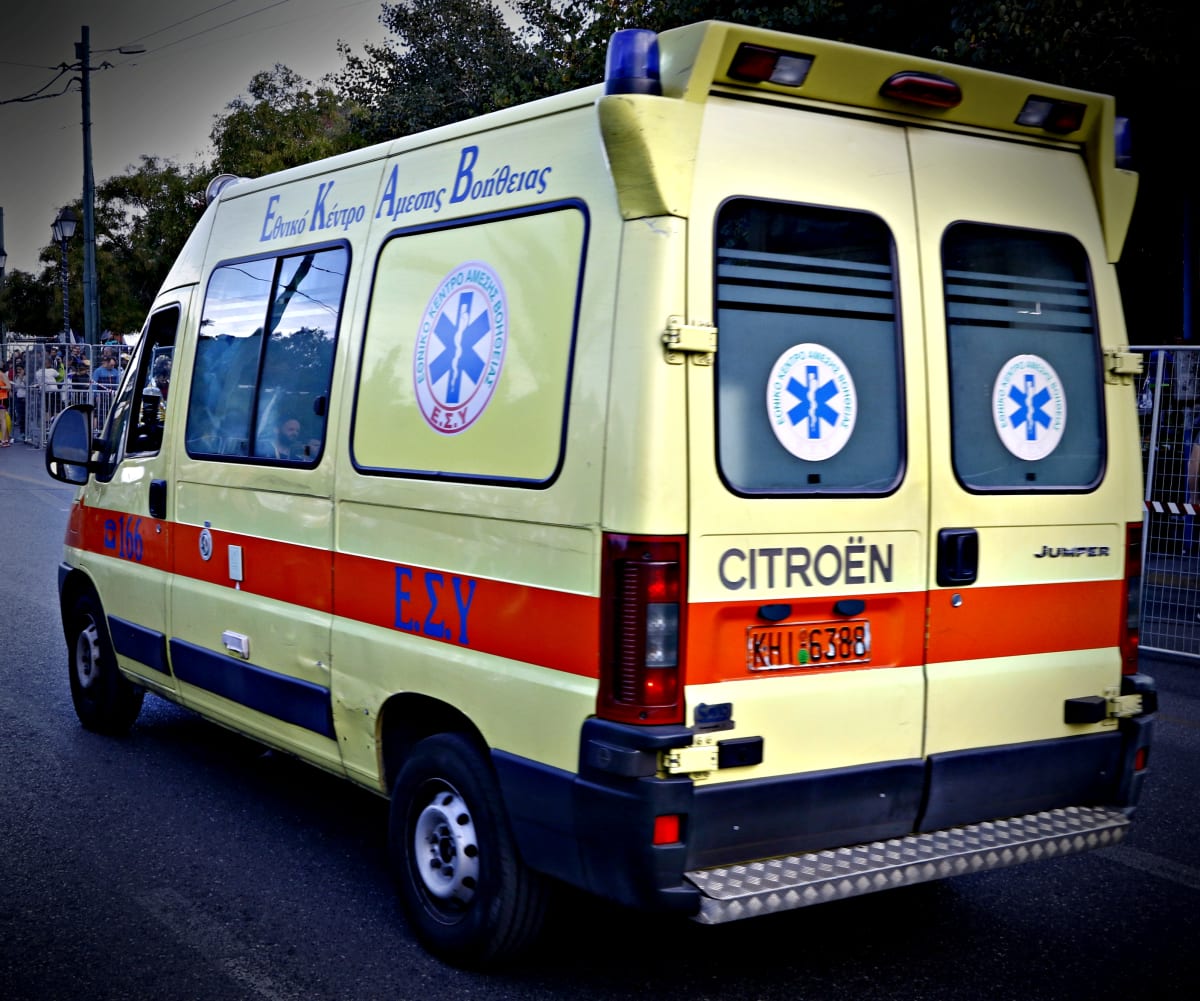 Tragédie routière en Grèce : Une mère et son fils périssent dans une collision frontale