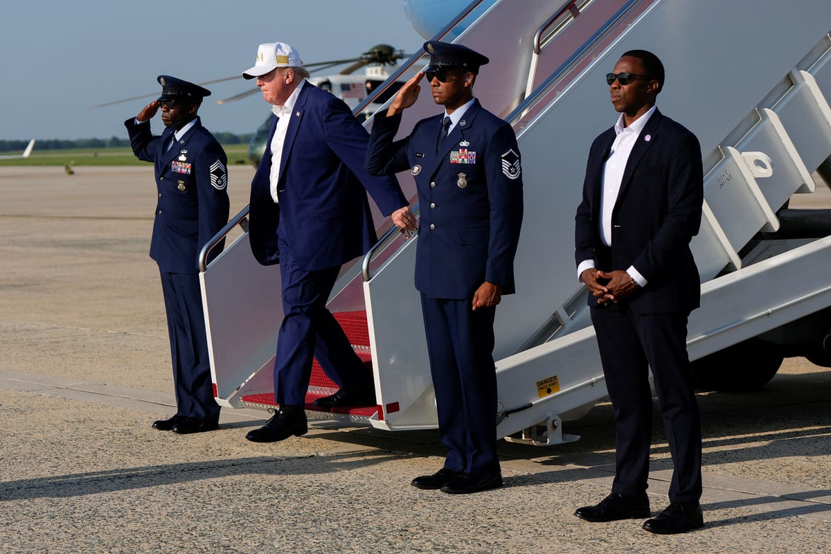 Trump aurait changé d'avion en secret après le sommet de l'OTAN en raison de menaces iraniennes