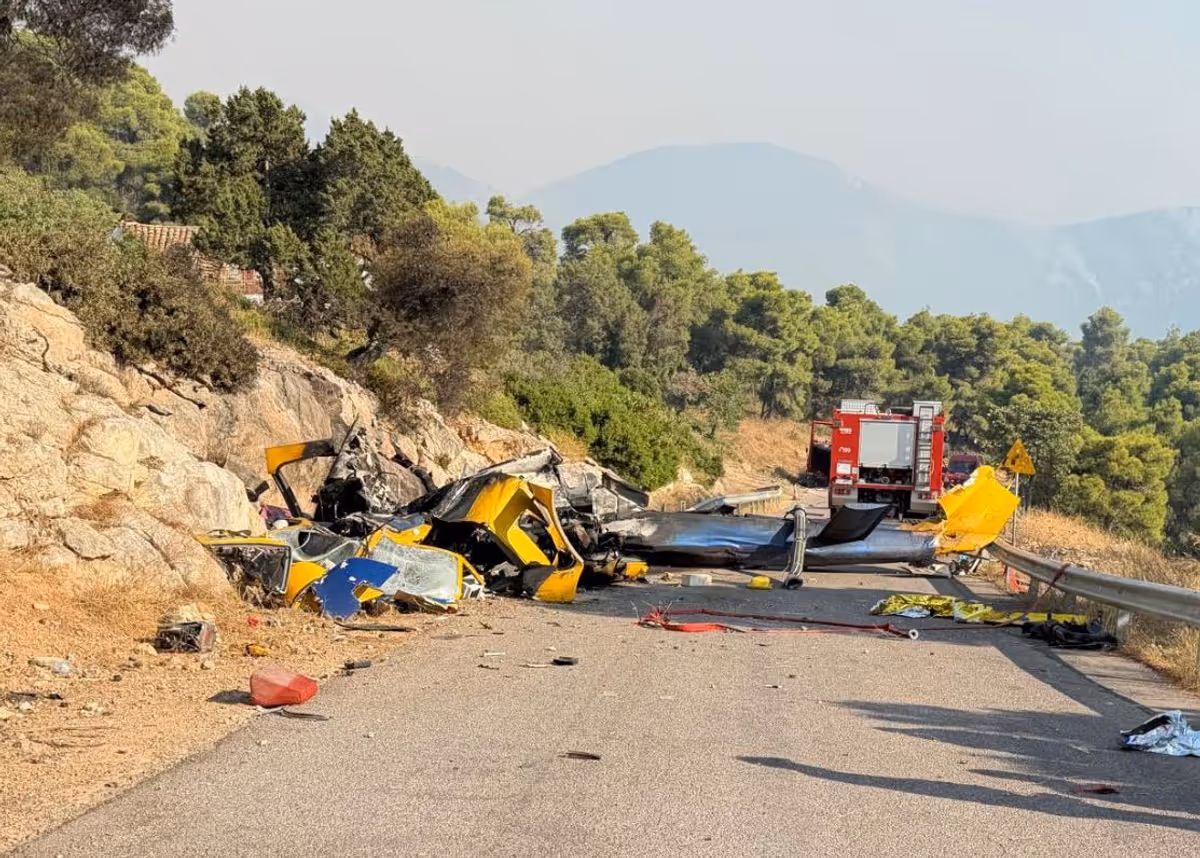 Un homme intercepte un barrage de police et percute les débris d'un hélicoptère à Psatha
