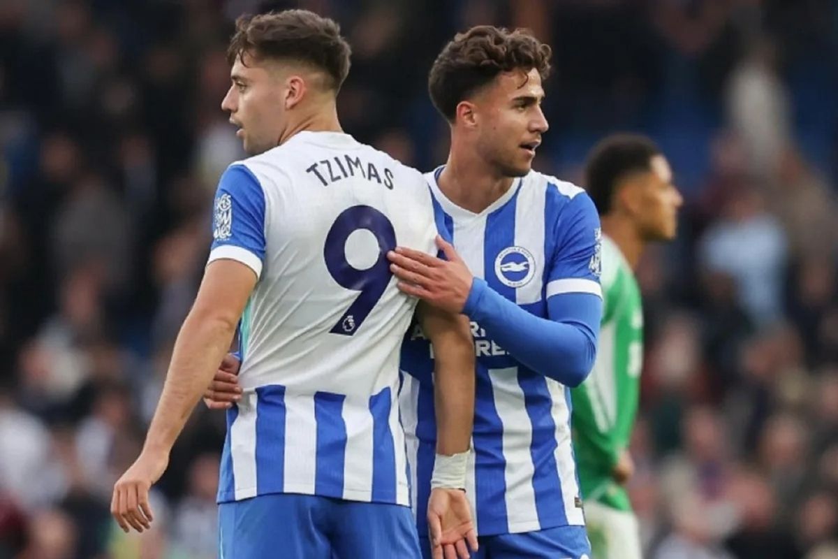 Une Surprise Mémorable : Kostoulas et Tzimas Rencontrent les Jeunes Fans de Brighton