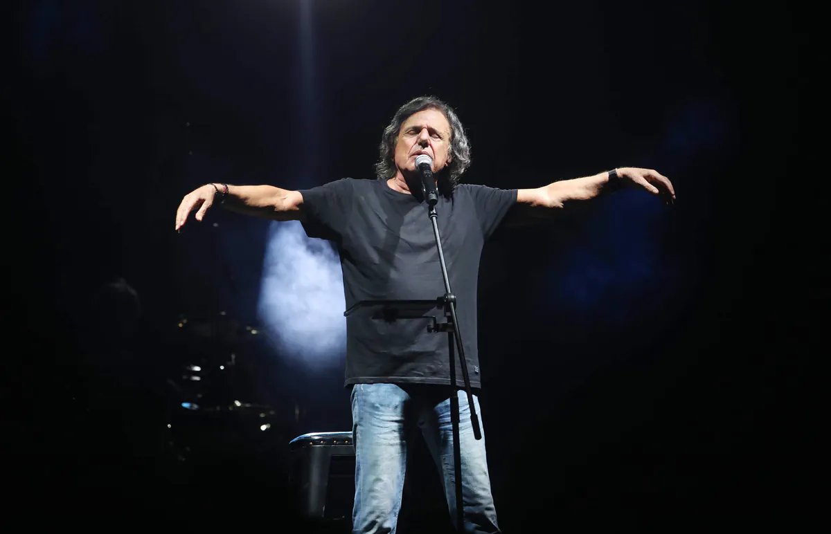 Vassilis Papakonstantinou Interrompt un Concert pour Rendre Hommage aux Pompiers Décédés en Crète