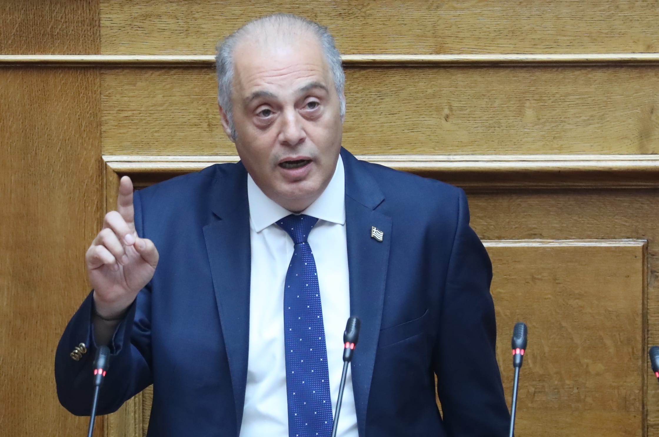 Velopoulos critique la gouvernance de Mitsotakis, l'accusant d'un comportement autocratique