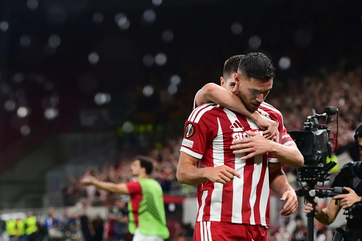 Roman Yaremchuk et Armando Gonzalez réagissent après la victoire de l'Olympiacos