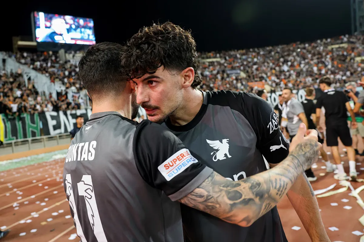 Les joueurs de l'OFI célèbrent leur victoire en Super Coupe avec Konstantinos Argiros