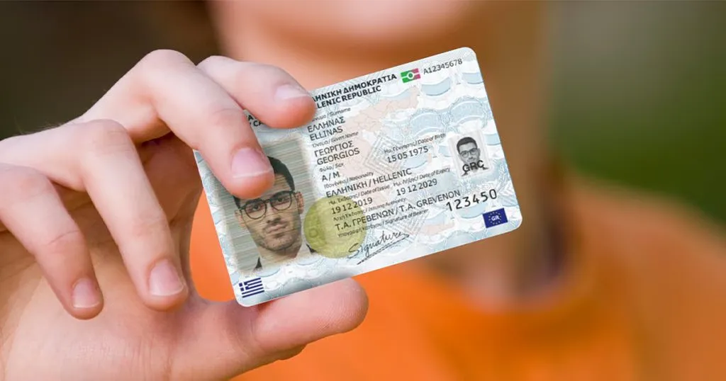 Afflux massif pour les passeports à l'ancienne face aux nouvelles cartes d'identité en Grèce