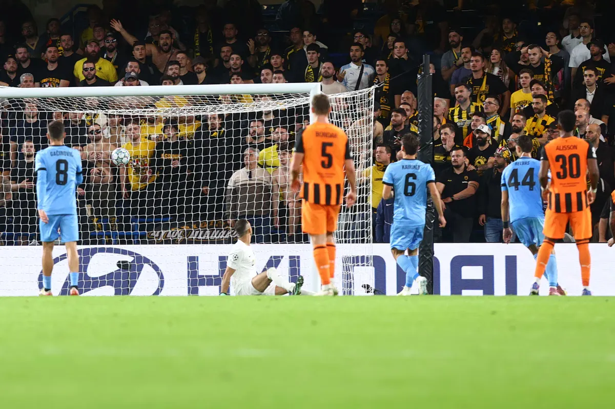 Shakhtar Donetsk AEK Athènes l'emporte 3-1 à Londres