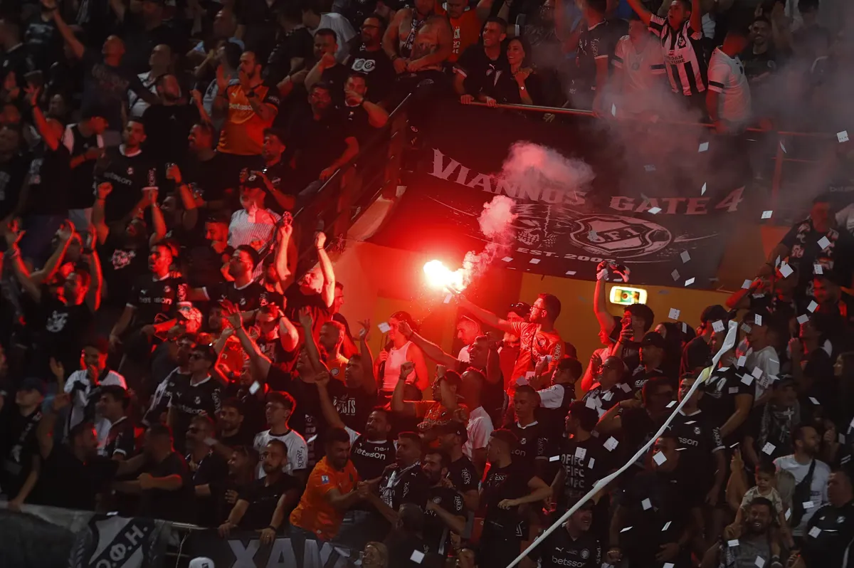 La Ferveur des Supporters de l'OFI Illumine la Crète Après la Victoire en Supercoupe