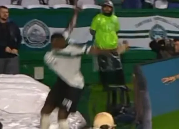 Un enchaînement d'événements malheureux pour un footballeur brésilien: but annulé et blessure après la célébration