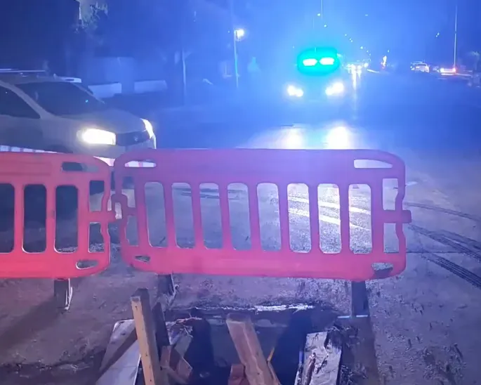 Accident Iera Odos : un poids lourd chute dans un trou à Athènes