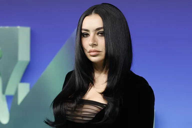 Charli XCX rejoint l'univers de Martin Scorsese pour 2026