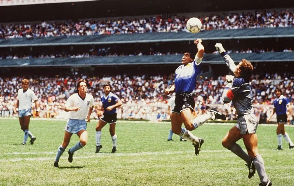 Le Ballon du 'Main de Dieu' de Maradona Mis aux Enchères, Évalué à Plus de 10 Millions de Dollars