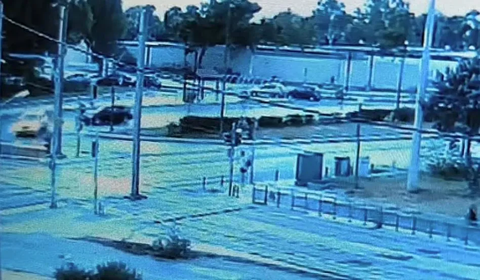 Analyse d'un accident de la route à Voula : une moto percute un taxi sur l'avenue Poseidonos