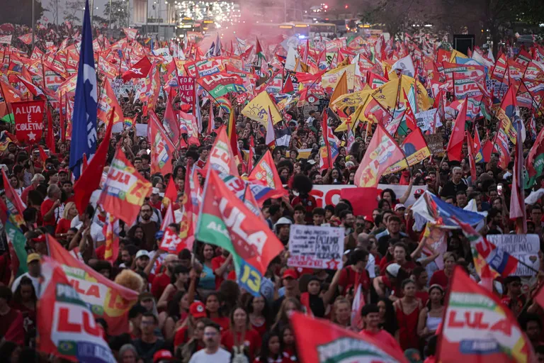 Lula réformes Brésil : une offensive sociale avant le second tour