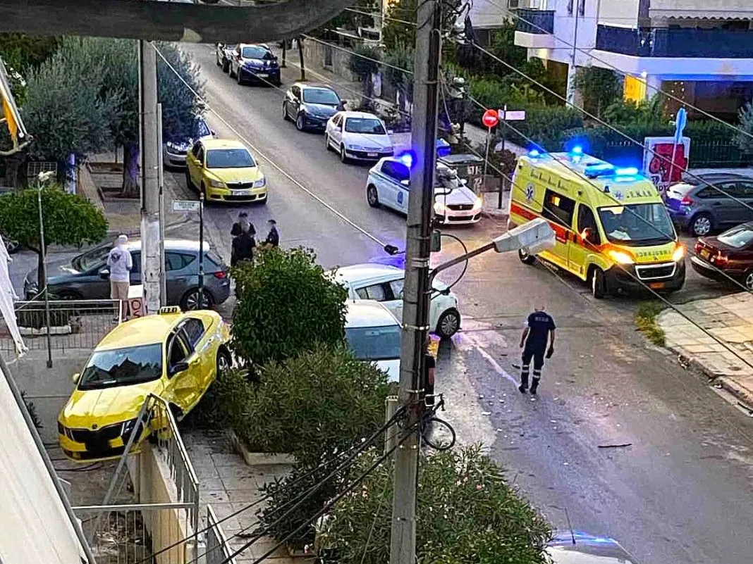 Accident avec voiture volée à Ilioupoli : le conducteur s’enfuit après avoir percuté un taxi