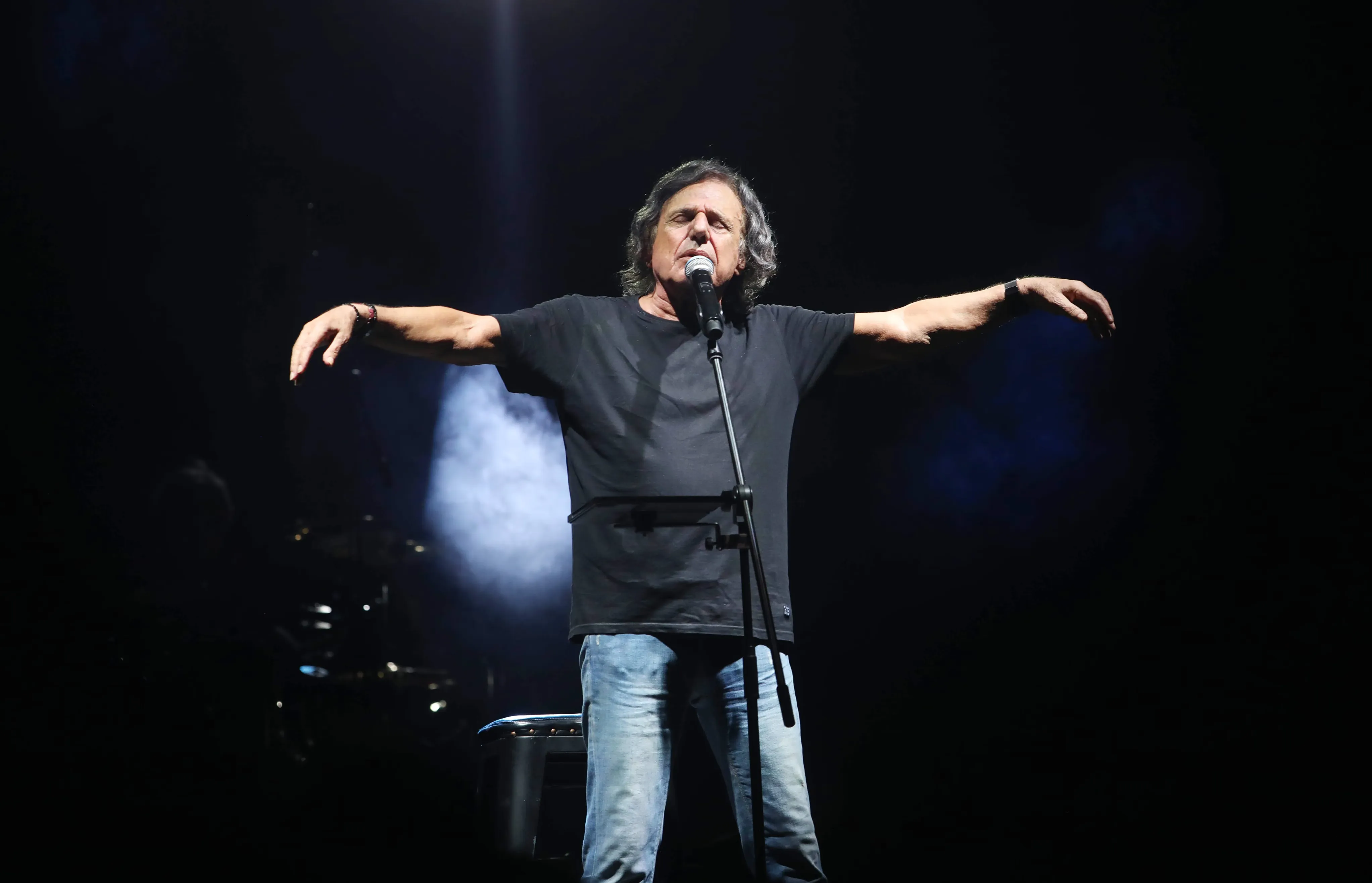 Vassilis Papakonstantinou Interrompt un Concert pour Rendre Hommage aux Pompiers Décédés en Crète