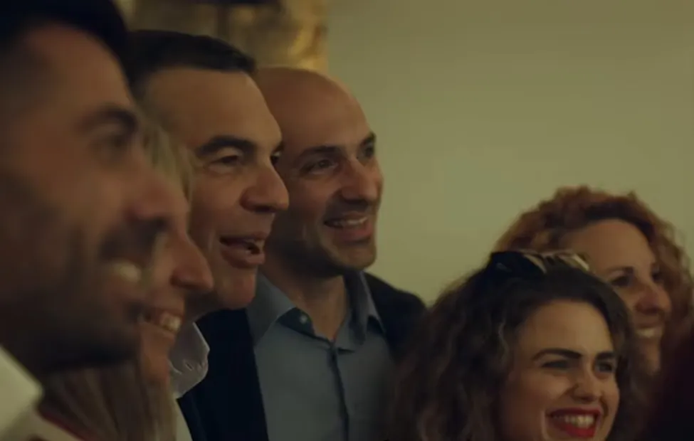 Le premier volet du documentaire politique d'ELAS, narré par Alexis Tsipras, explore la signification de la politique