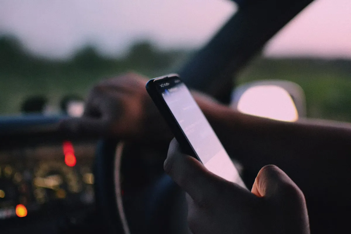 Téléphone et conduite : le danger de la tendance « une seconde »