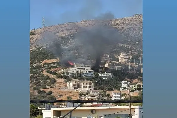Incendie à Anavysso : un véhicule en feu maîtrisé rapidement par les pompiers