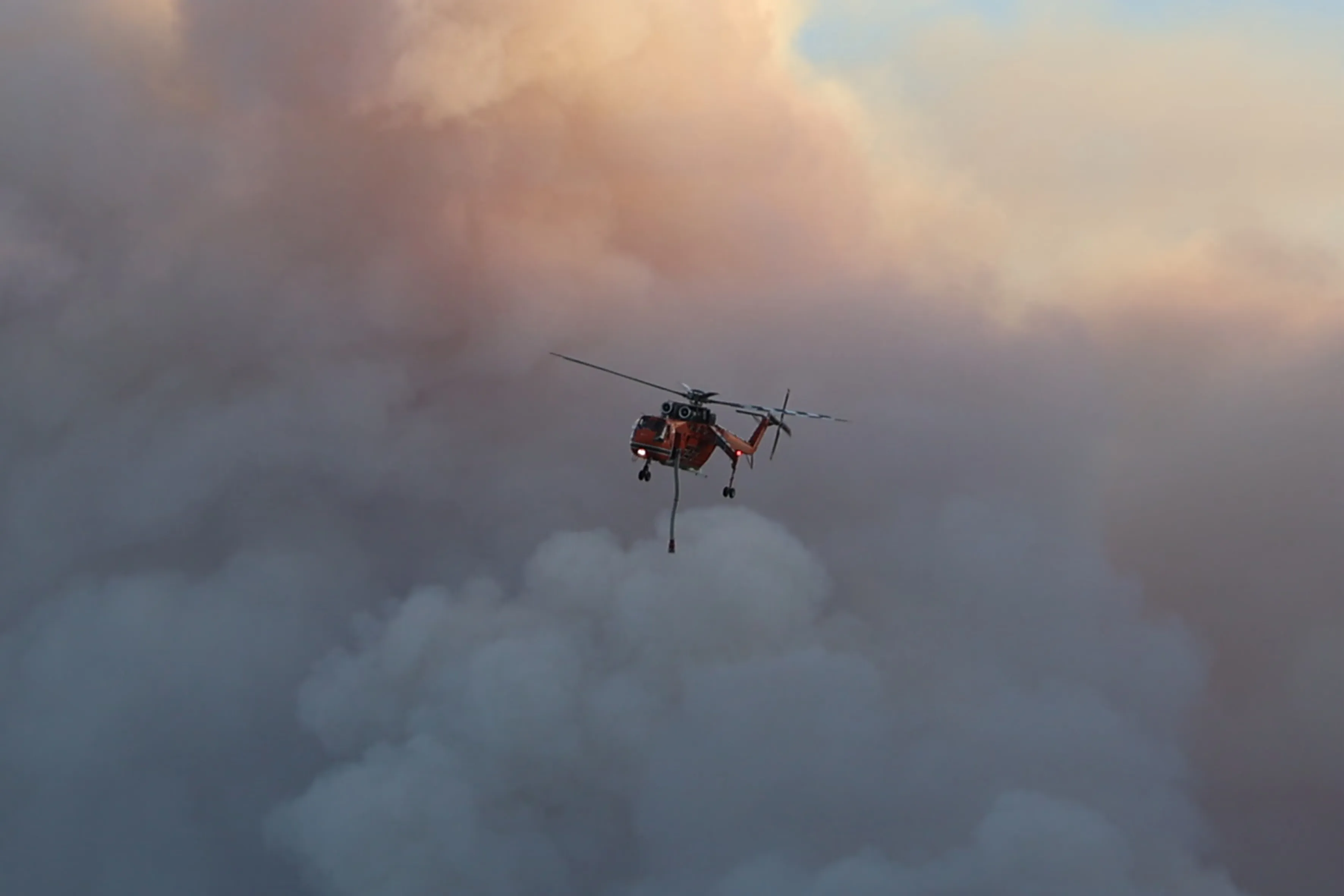 Deux arrestations liées à l'incendie majeur en Béotie qui s'est propagé en Attique