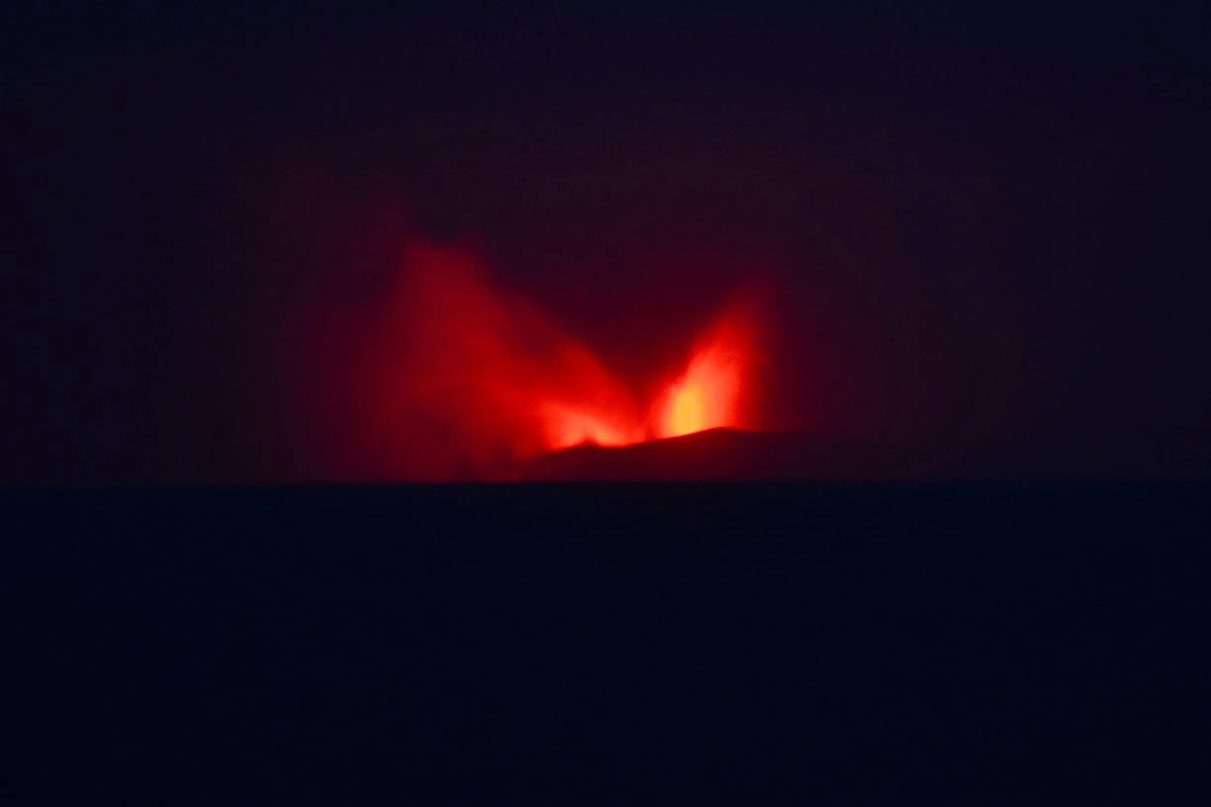 Indonésie : éruption du volcan Anak Krakatau, 150 000 passagers bloqués dans les aéroports