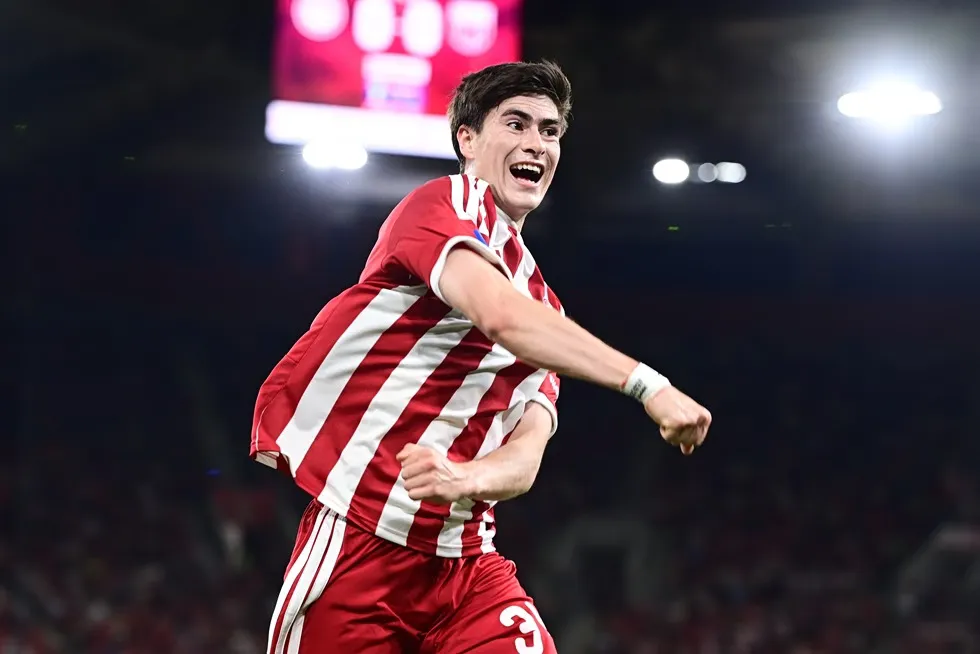 Un supporter mexicain a effectué le voyage depuis le Mexique jusqu’au stade Georgios Karaiskakis pour assister au match Olympiacos contre l’OFI et suivre de près Armando Gonzalez.