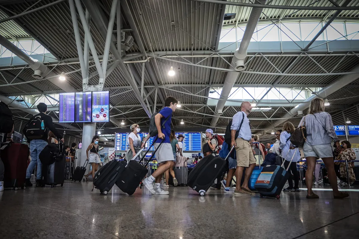 Record de trafic aérien en Europe cet été : hausses contrastées et amélioration des retards