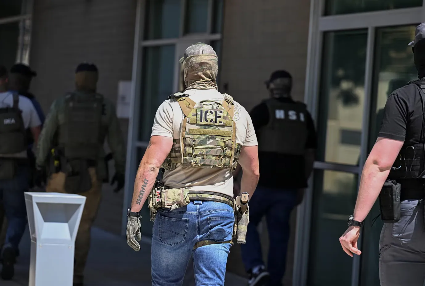 L’agent de l’ICE Christian Castro plaide non coupable de fausses déclarations au FBI