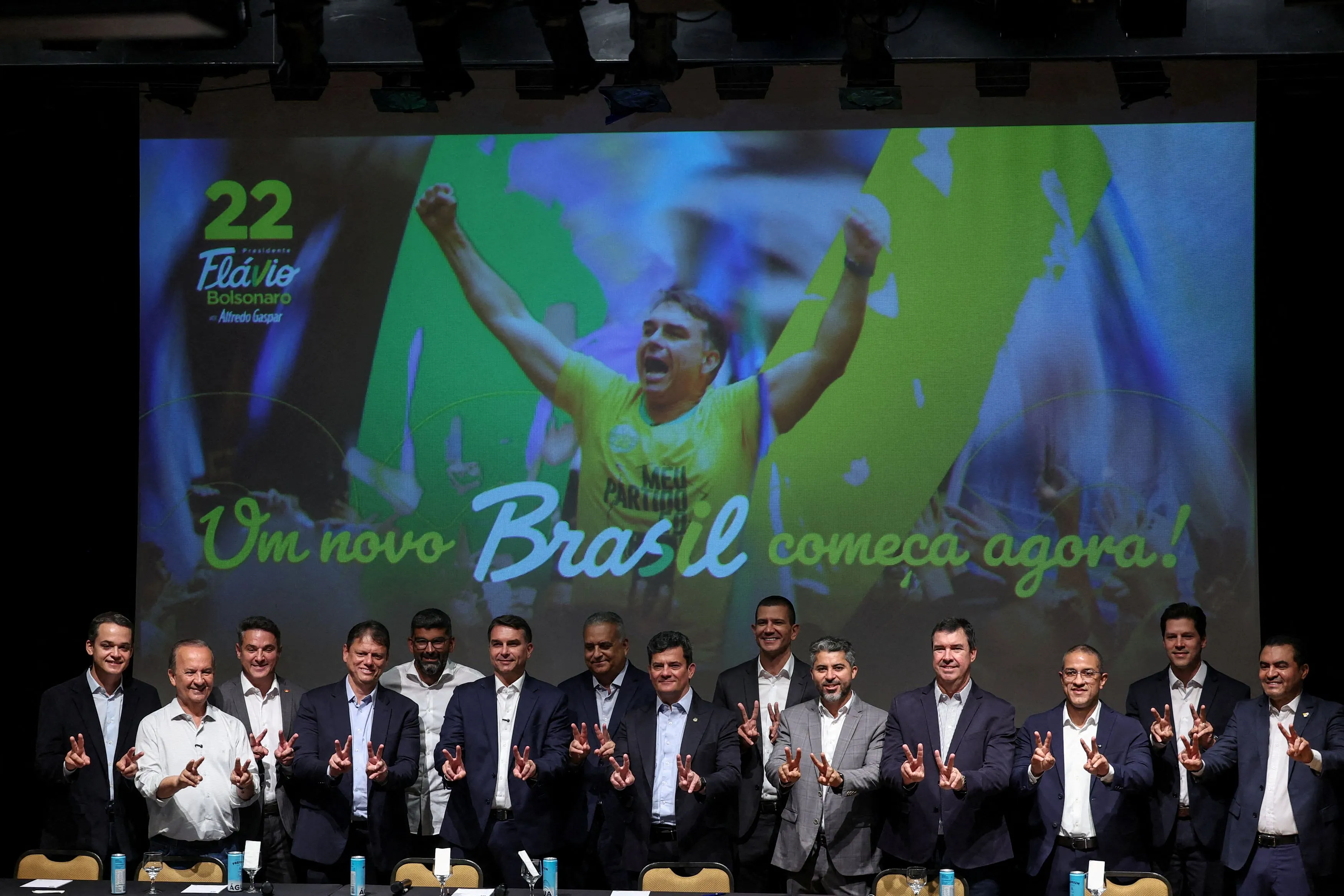 Élections présidentielles au Brésil : Flavio Bolsonaro mène