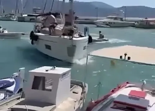 Incident Maritime à Kalamou, Leucade : Un Voilier percute le Quai et d'autres Embarcations