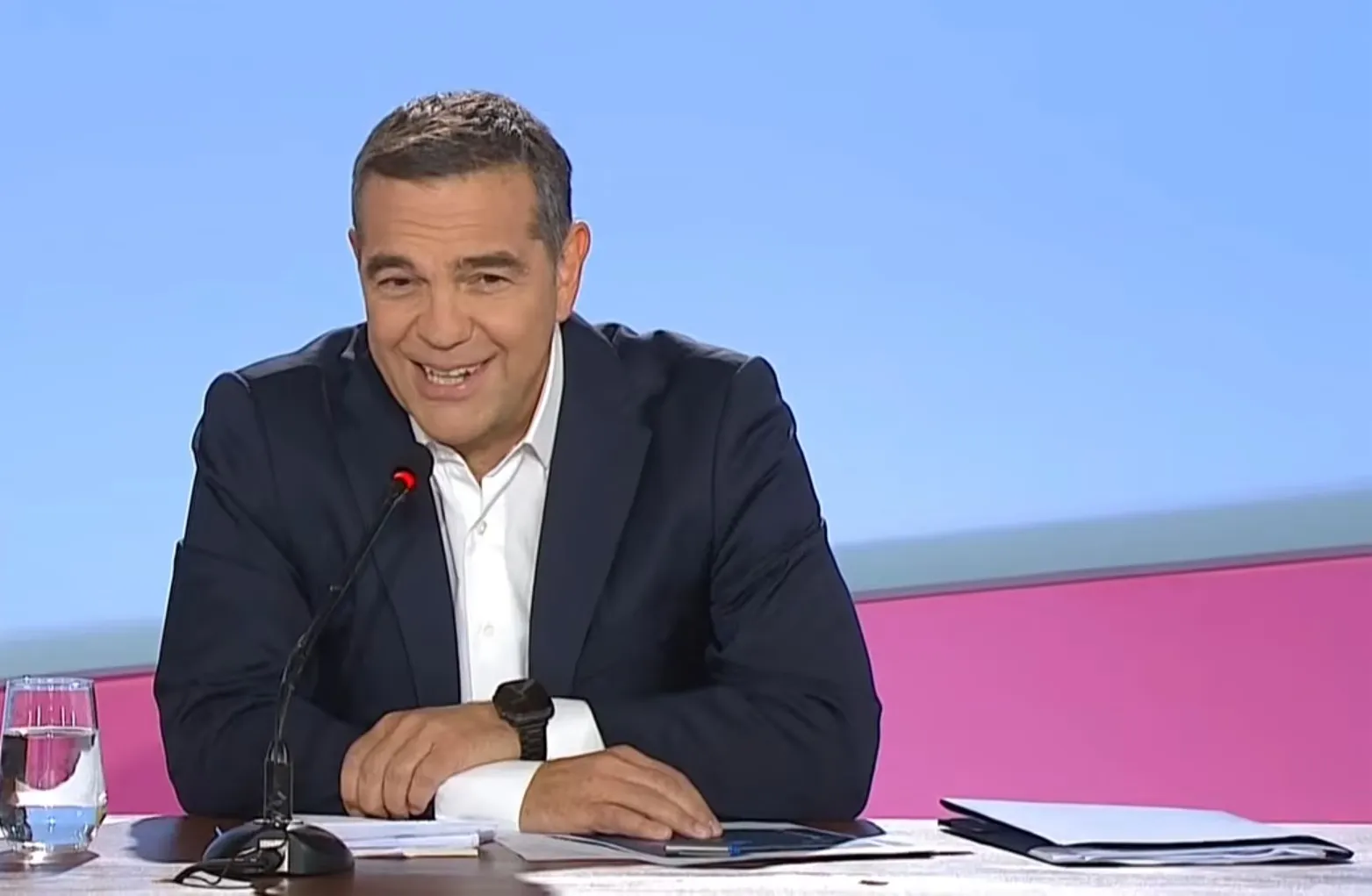 Tsipras dénonce l'effondrement de l'ESY et des faveurs sur les listes chirurgicales