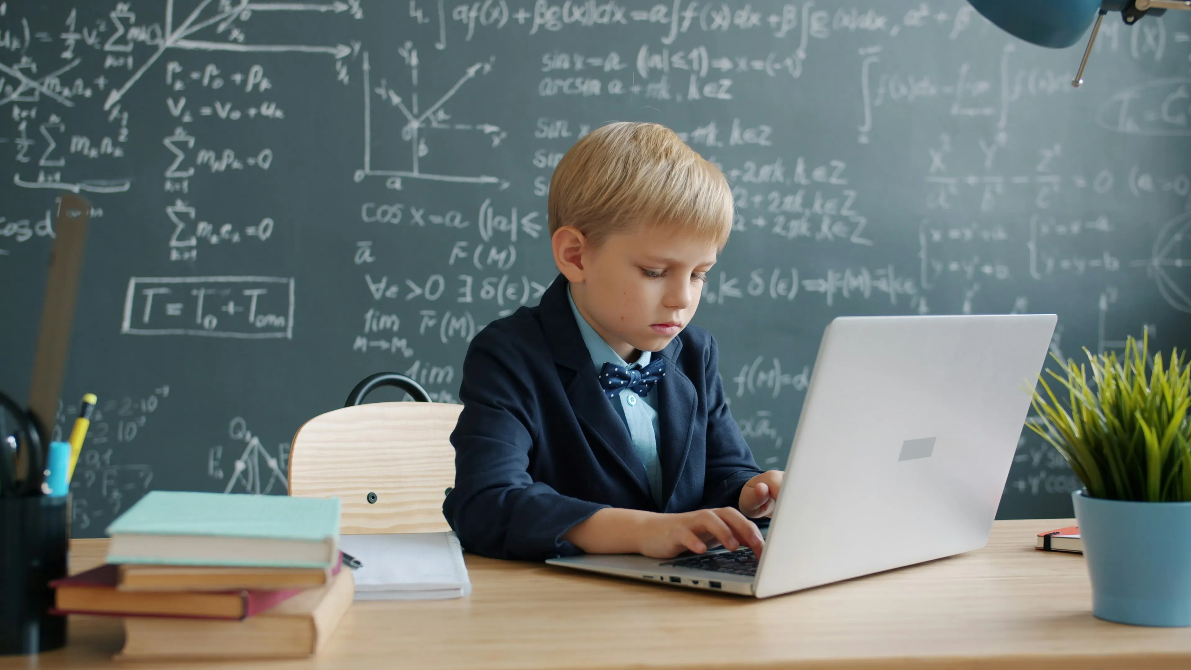 Intelligence artificielle dans les classes : les élèves écrivent mieux mais apprennent moins