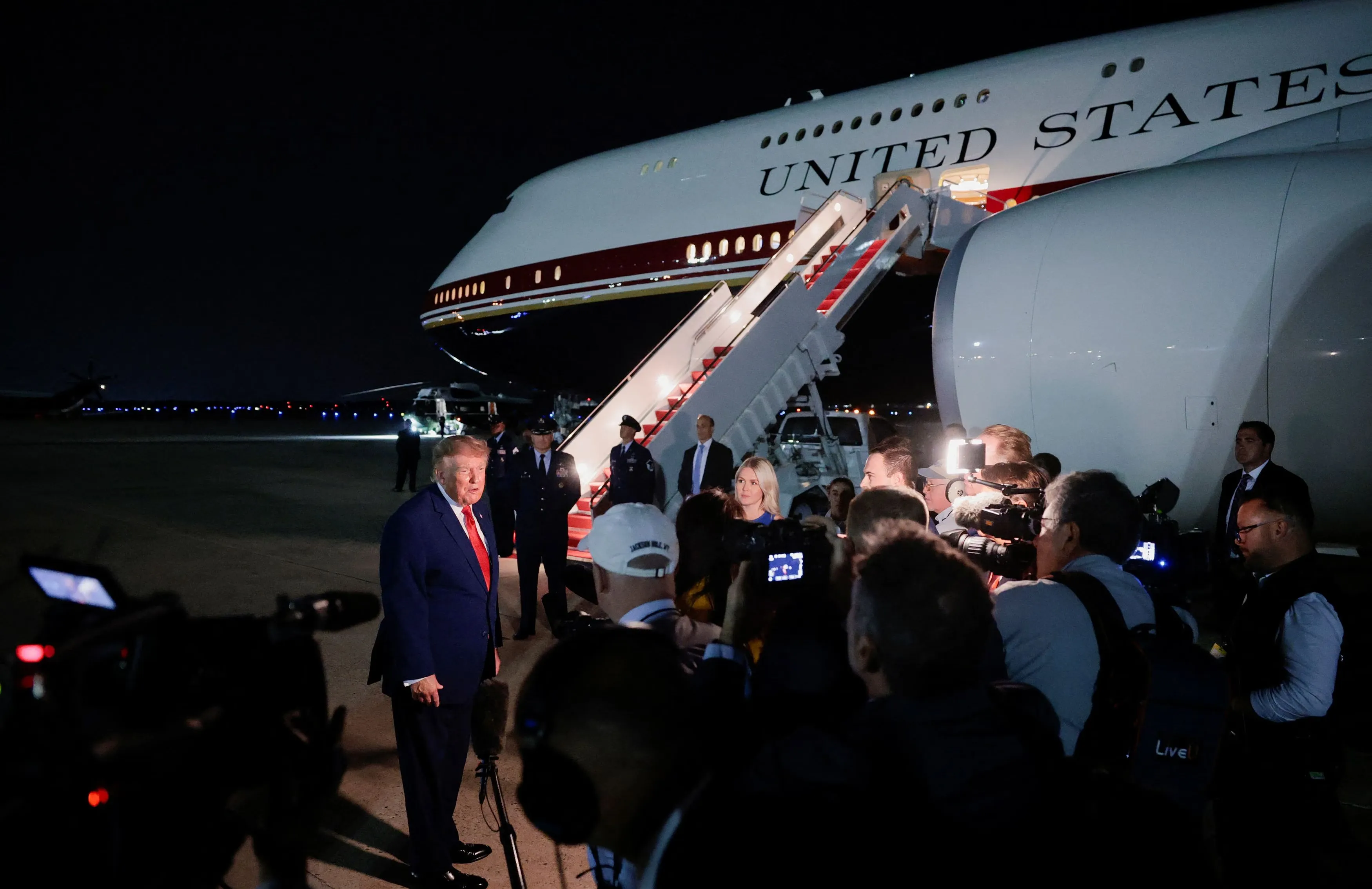 Donald Trump adme son changement d'avion : « Je dois faire ce qu'on me dit » – Les journalistes du Air Force One ont-ils servi d'appât ?