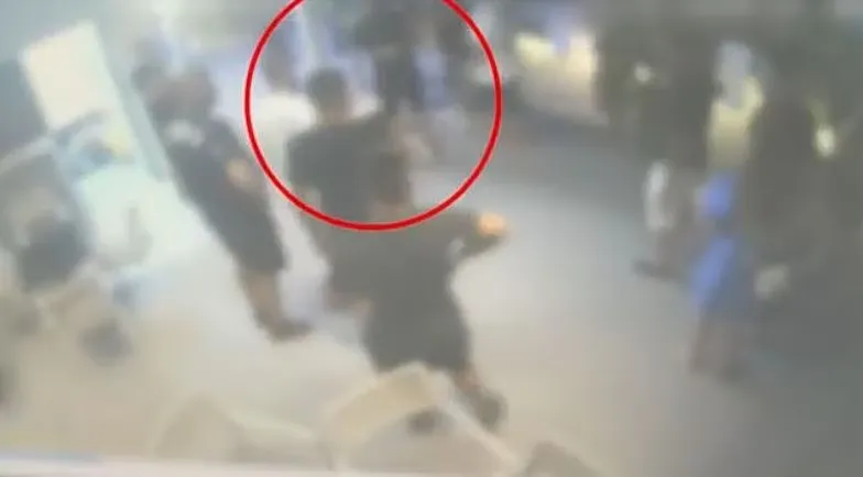 Chalkidiki : vidéo d’une violente agression d’un touriste dans un bar