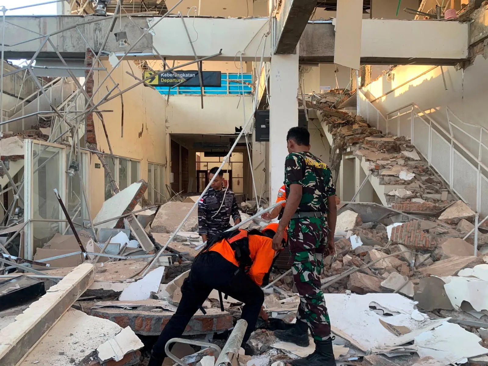 Indonésie : Un Séisme de Magnitude 7,7 Fait des Dizaines de Victimes et Provoque des Dégâts Conséquents
