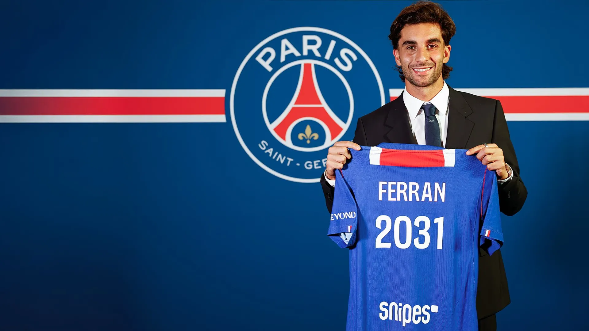 Le Paris Saint-Germain officialise l'acquisition de Ferran Torres