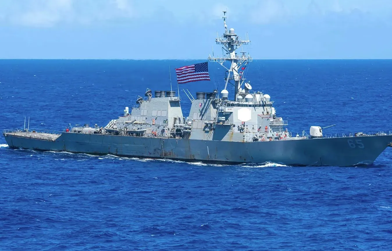 Incident en Mer: Un Destroyer Américain en Panne de Courant Pendant Quatre Jours