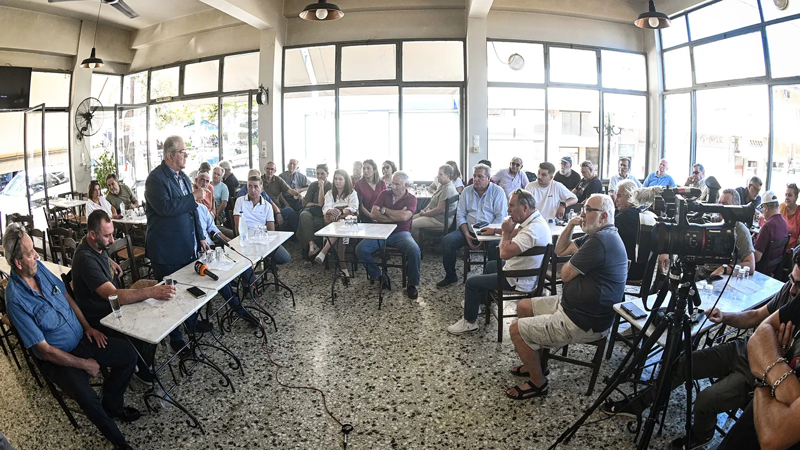 Dimitris Koutsoumpas, secrétaire général du KKE, a rencontré le 11 septembre 2026 des agriculteurs et éleveurs à Atalanti en Phthiotide. Il a exprimé le soutien total du parti aux revendications des producteurs, dénoncé les poursuites syndicales et le coût élevé de production, et présenté la proposition politique du KKE pour l’agriculture grecque.