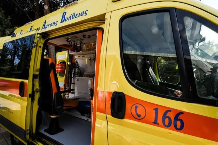 Un homme de 46 ans hospitalisé à Thessalonique après une chute dans un puits de lumière