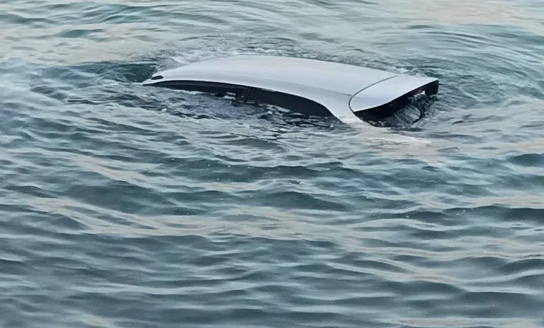 Glyfada : une voiture tombe à la mer, les deux occupants sauvés
