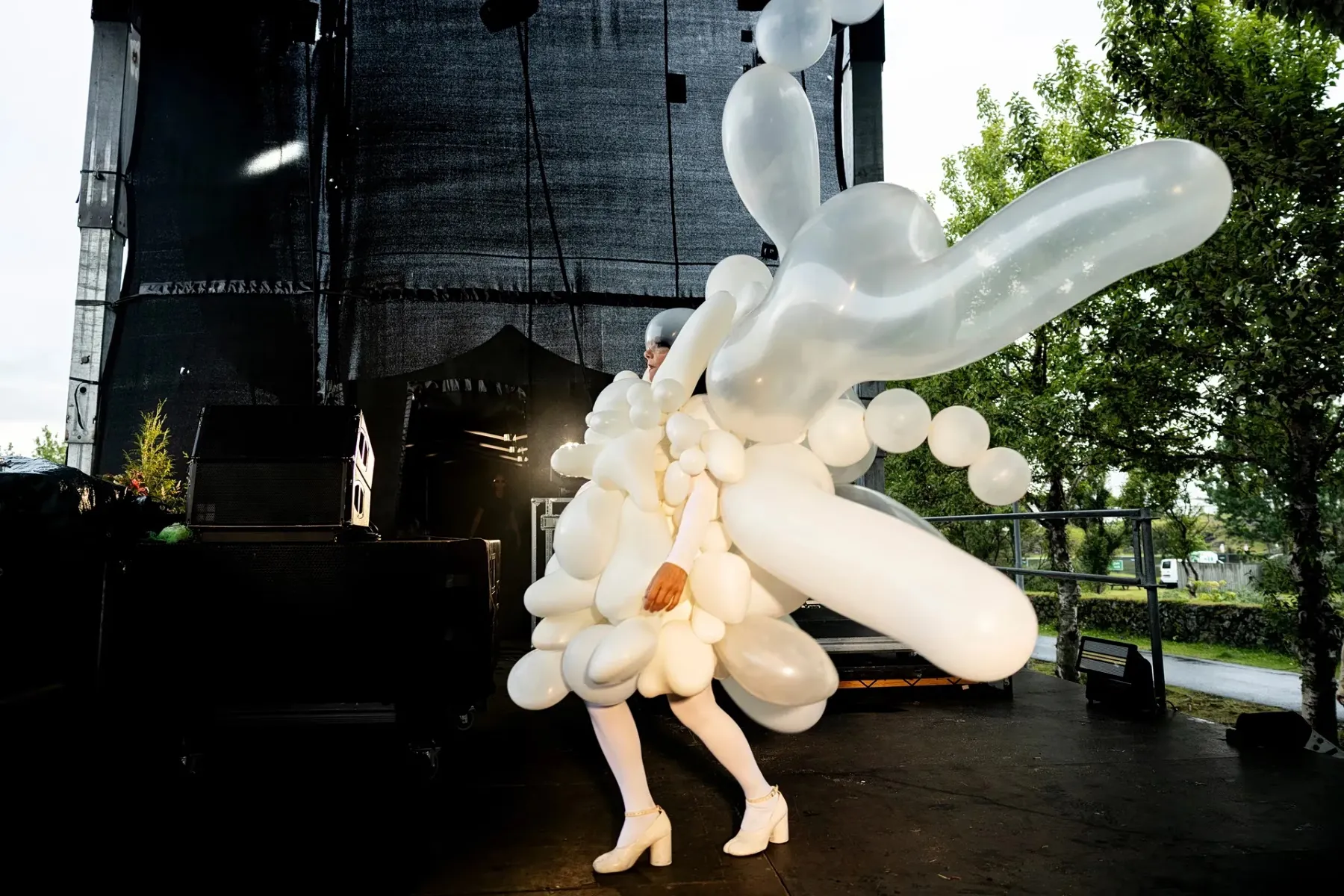 Björk en tête d'affiche d'un événement éclipse solaire en Islande, arborant une tenue de 700 ballons