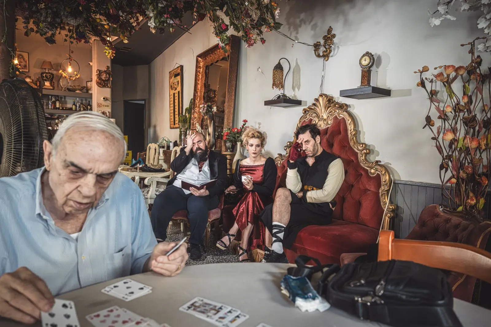 «Le Faiseur de Miracles» de Thanasis Dovris au Théâtre Bellos : Une Exploration Corporelle et Mémorielle