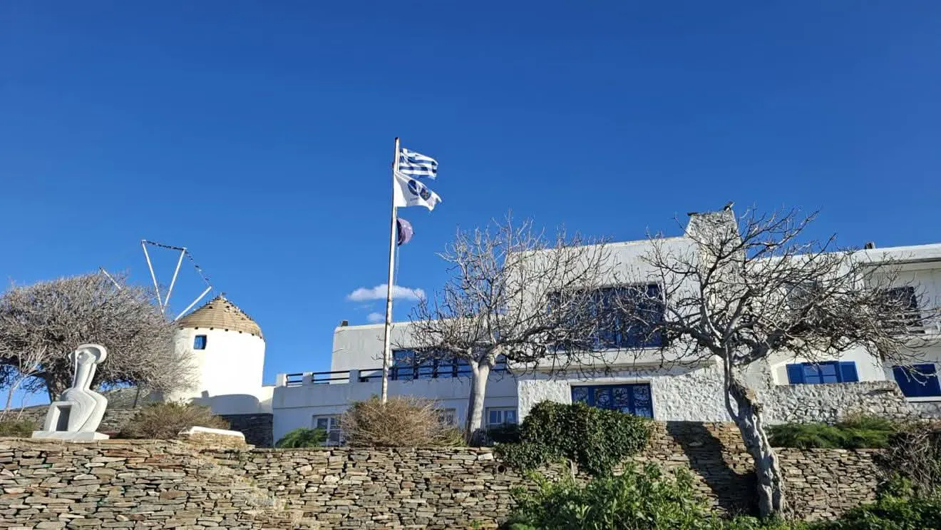 Le Conseil Municipal de Paros Approuve des Allocations Financières pour le Personnel de Santé et les Fonctionnaires