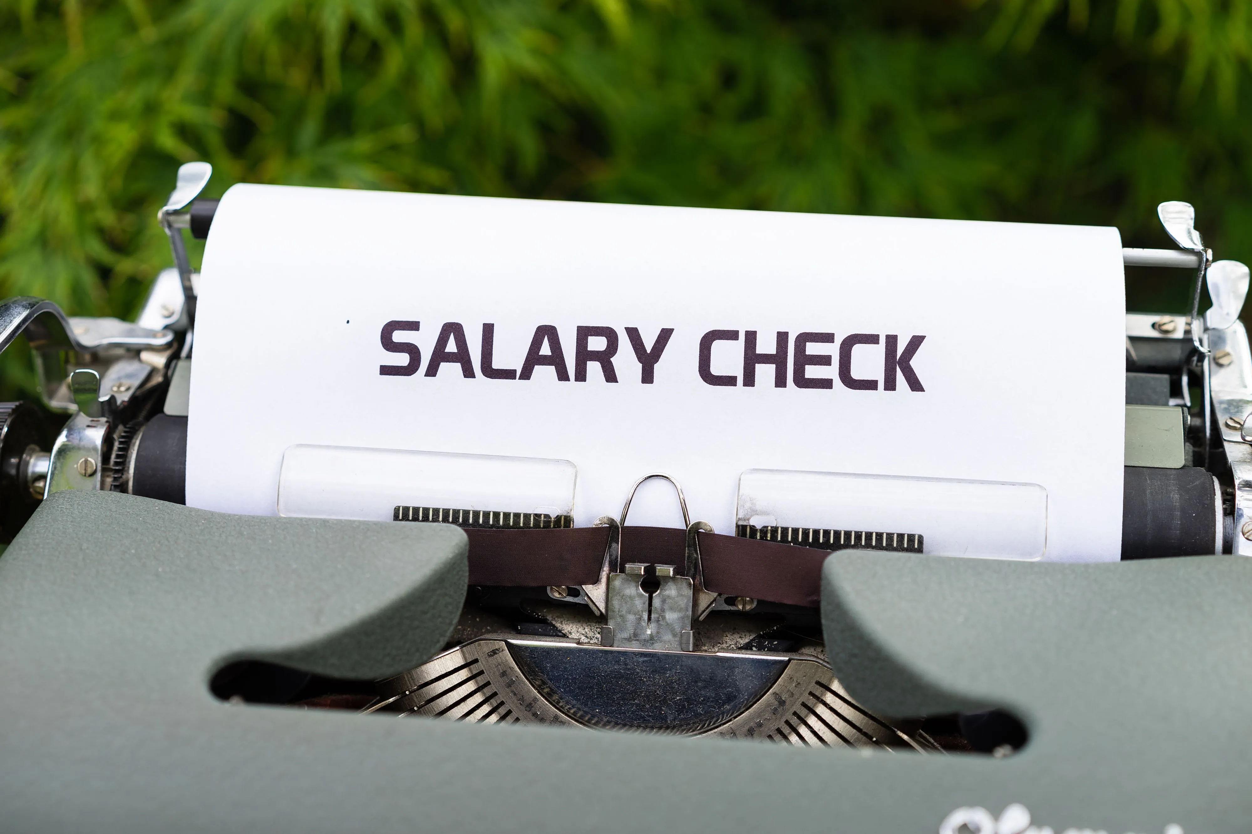 Impact des augmentations du salaire minimum sur les revenus médians : une analyse approfondie