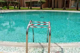 Fermeture d'une piscine à Paros après le décès d'un enfant : des questions sur la conformité réglementaire