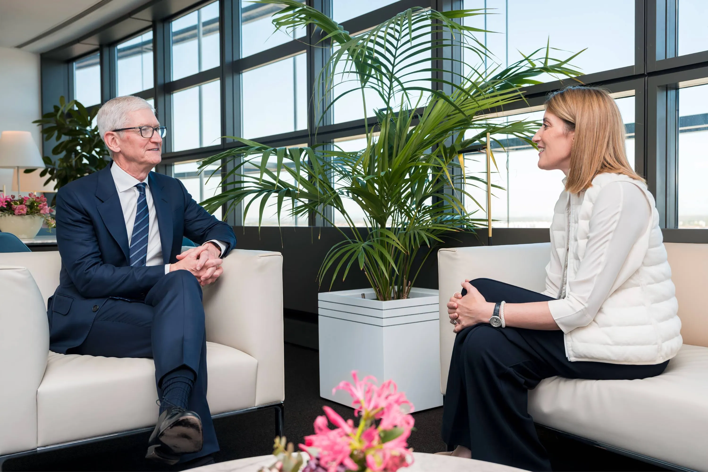 Protection des enfants en ligne : Tim Cook soutient l'UE
