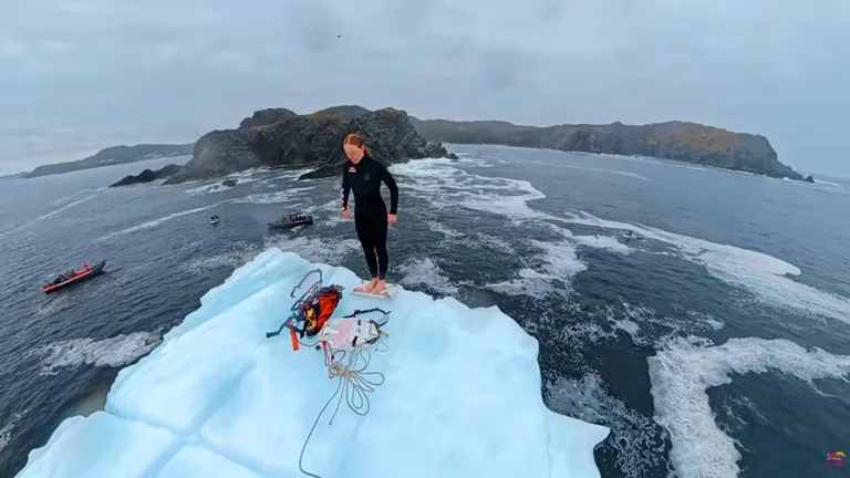 Molly Carlson : la première femme à plonger d'un iceberg en 2026