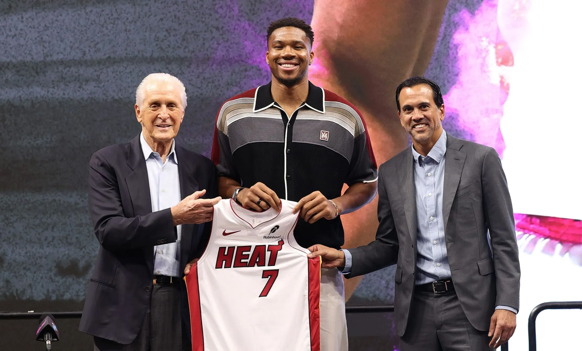 Giannis Antetokounmpo : Une Déclaration de Domination Annonce une Saison Prometteuse