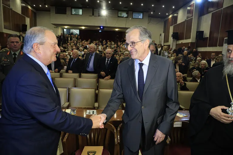 Politique étrangère grecque : Samaras critique le pouvoir